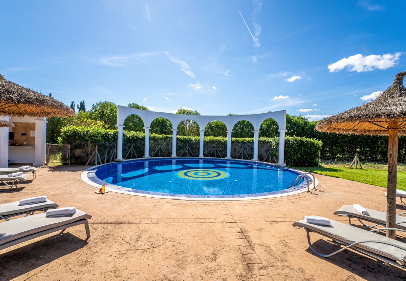 Finca moderna con piscina y parque infantil en Mallorca