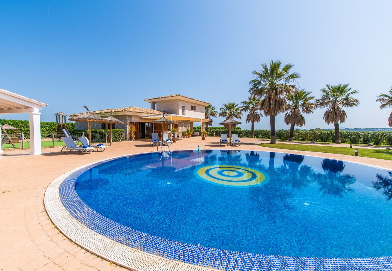 Finca moderna con piscina y parque infantil en Mallorca 