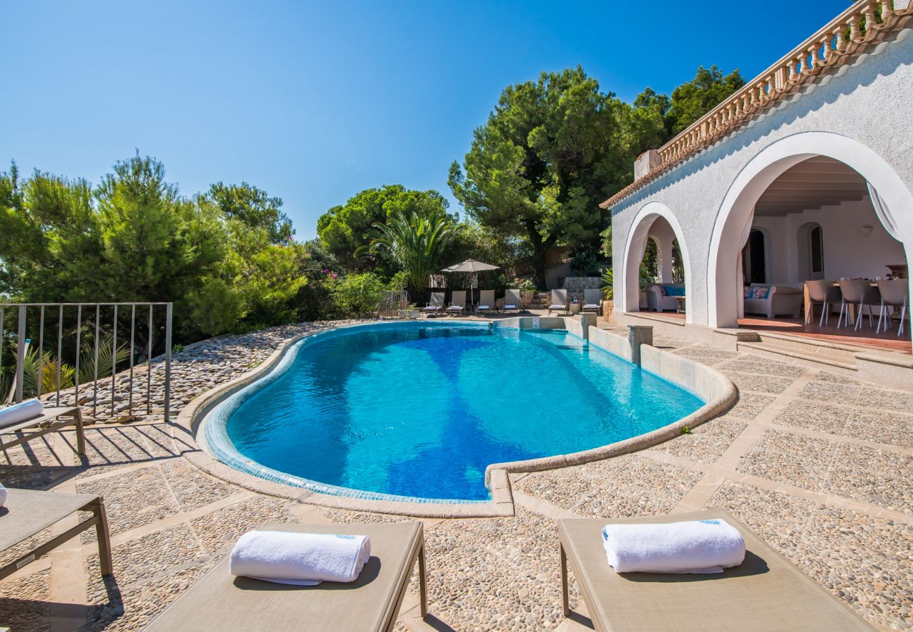 Casa con barbacoa y piscina con vistas al mar