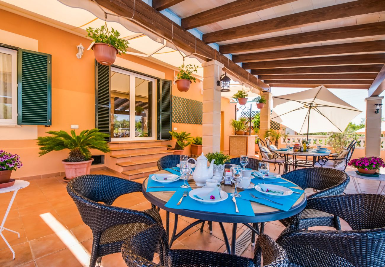Finca mallorquina con una terraza y piscina privada
