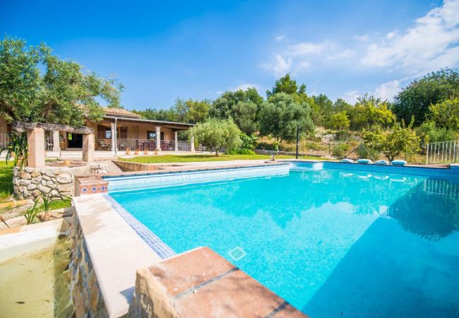 Finca con terraza y piscina en Mallora.