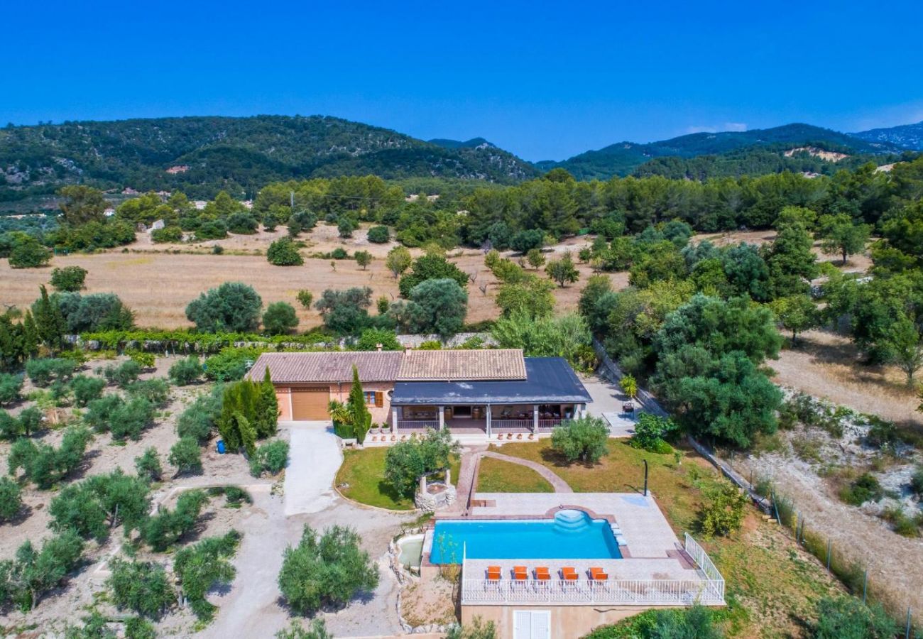 Finca con piscina rodeada de la naturaleza de Mallorca.