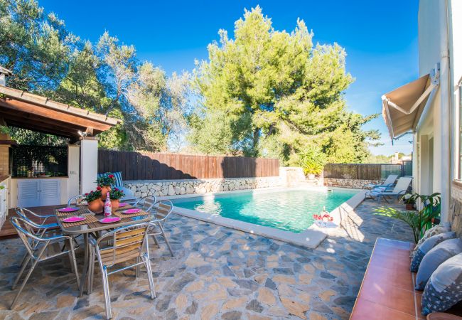 Casa con terraza y piscina en Alcudia. 