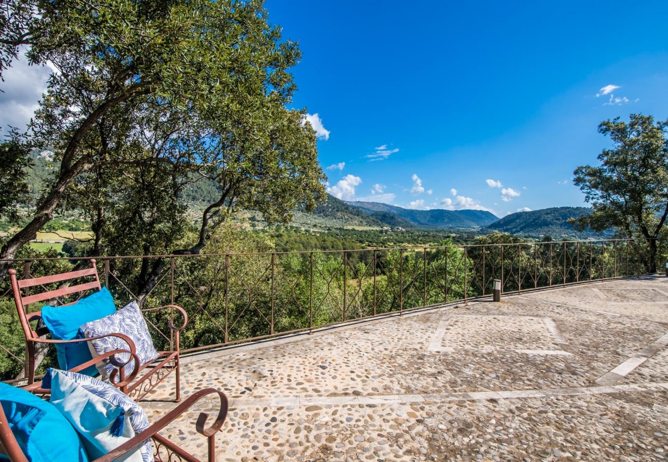 Finca con aire acondicionado y vistas a la montaña en Mallorca