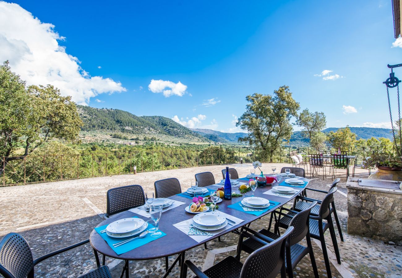 Finca en Mallorca de piedra y piscina en la montaña