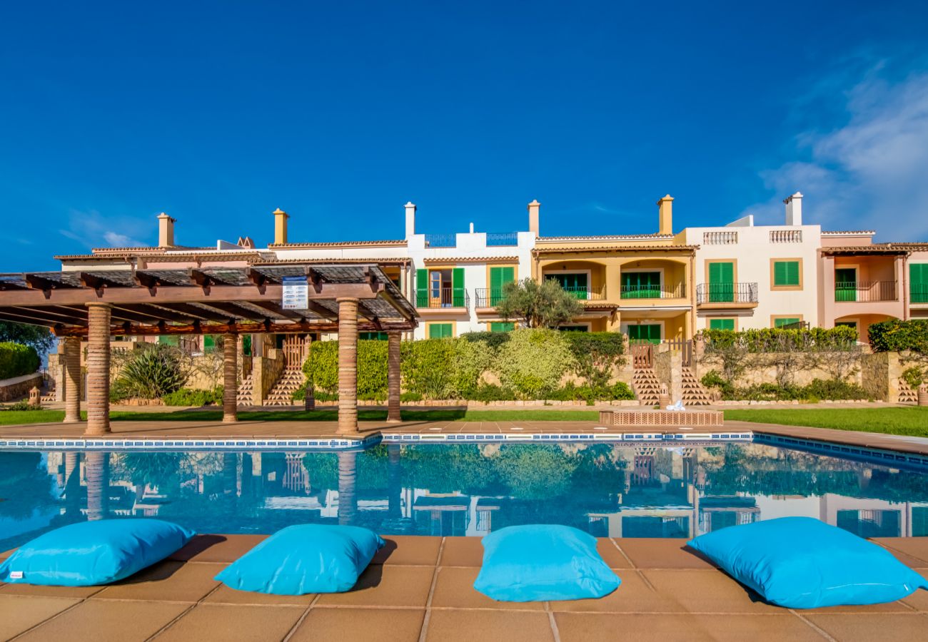 Vacaciones en Mallorca en apartamento con piscina comunitaria.