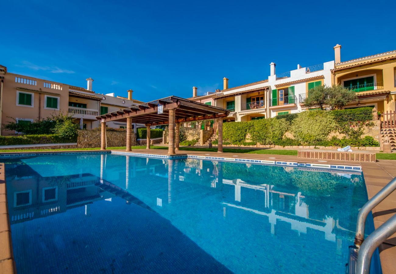 Apartamento vacacional con terraza y piscina comunitaria en Mallorca 