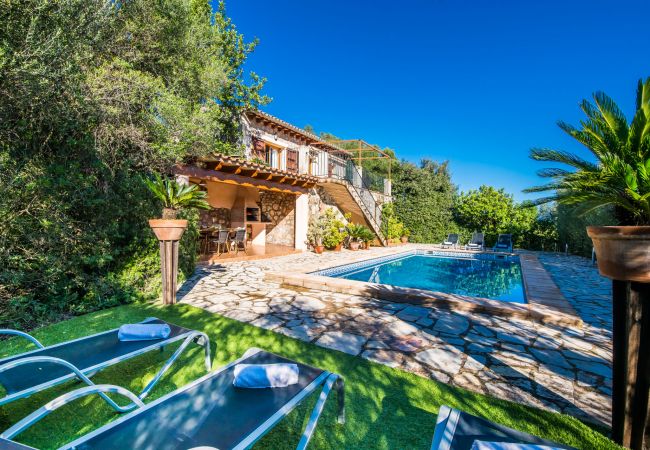 Vacaciones en Mallorca en medio de la naturaleza con piscina