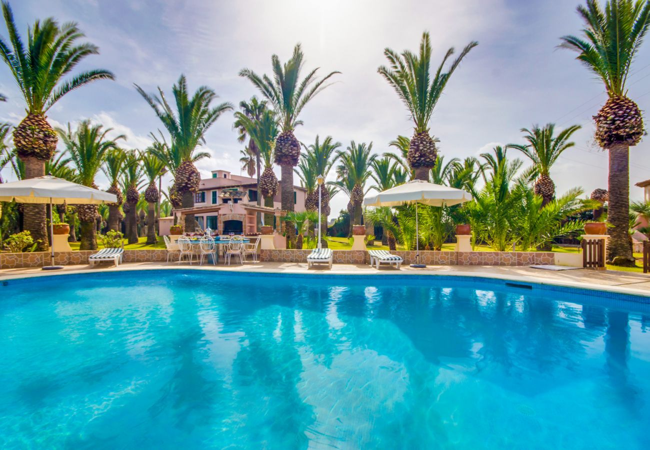 Finca en Alcudia con gran piscina privada. 