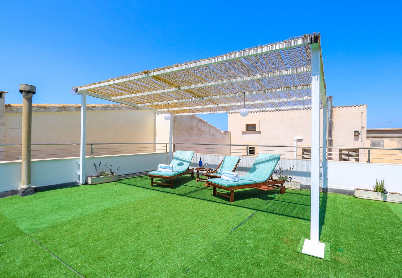 Casa de playa con terraza y hamacas en Mallorca. 