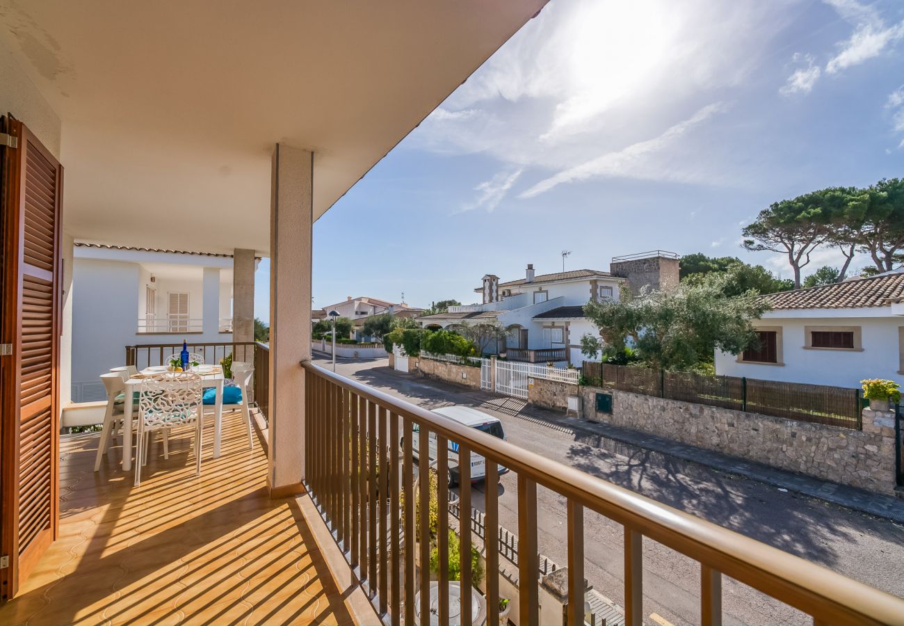 Apartamento cerca del mar con terraza en Playa de Muro