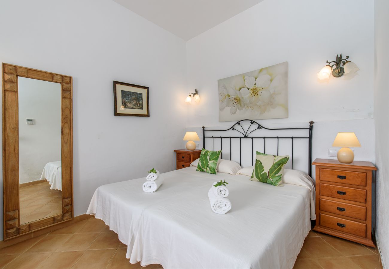 Finca en Petra - Finca rústica con piscina privada y vistas Son March en Mallorca