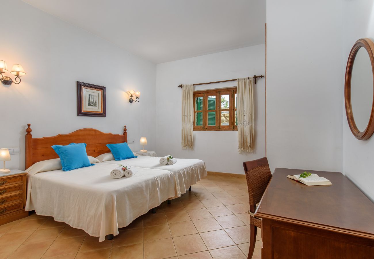Finca en Petra - Finca rústica con piscina privada y vistas Son March en Mallorca