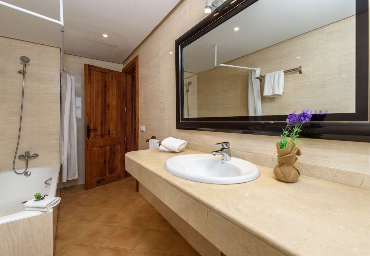 Finca en Petra - Finca rústica con piscina privada y vistas Son March en Mallorca