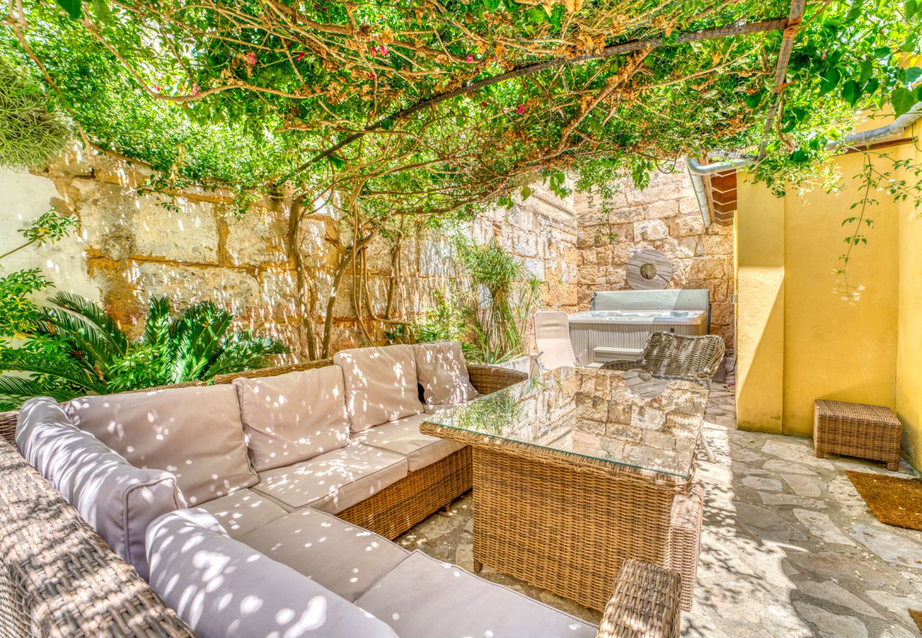 Casa con jardin y jacuzzi en casco antiguo de Alcudia