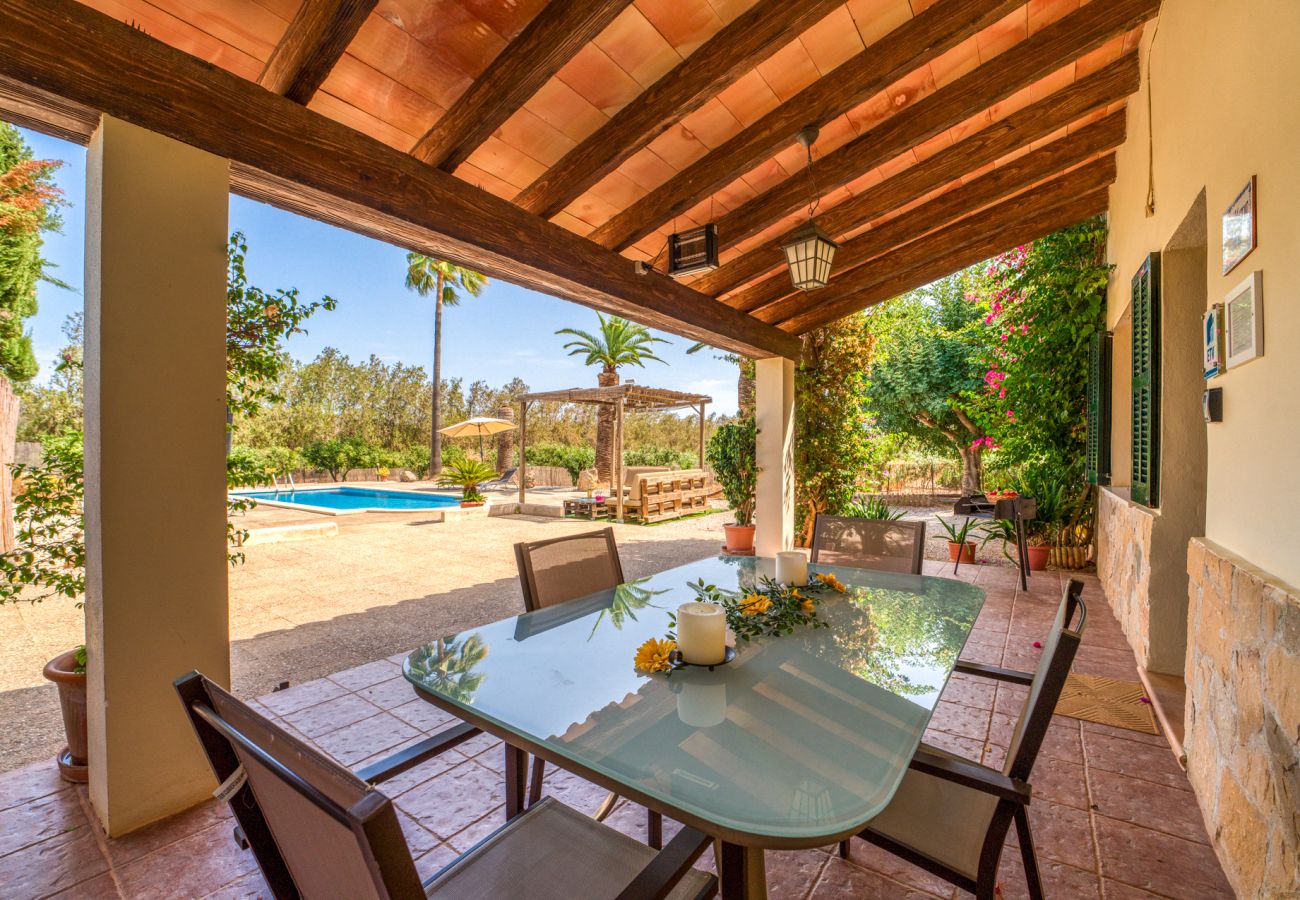Finca avec terrasse et barbecue à Sa Pobla