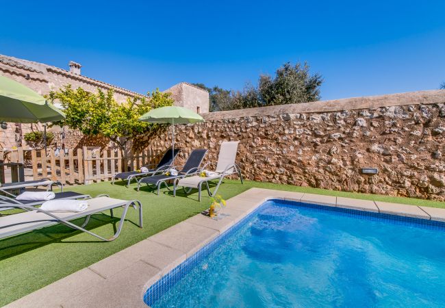 Holidays in Majorca in rustic finca with swimming pool