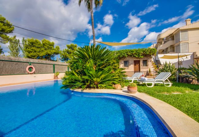 House with barbecue and swimming pool by the sea in Puerto Pollensa