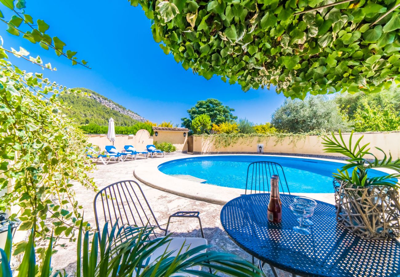 Finca with pool and barbecue near the mountains