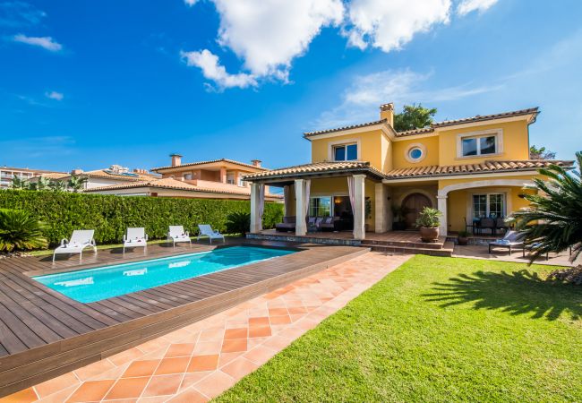 House with pool and barbecue in Alcudia