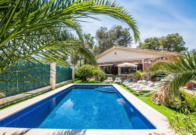 House with pool Villa Jardi near the beach 