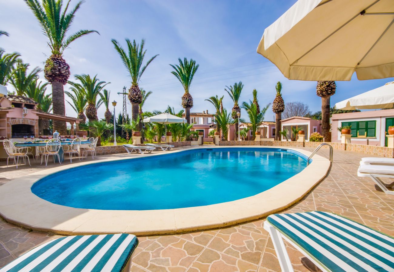 Vacation villa with pool and barbecue in Alcudia.