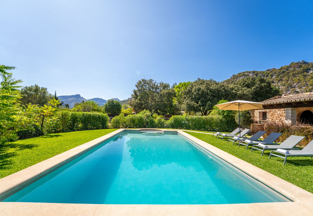 Finca with a pool and views in Pollensa