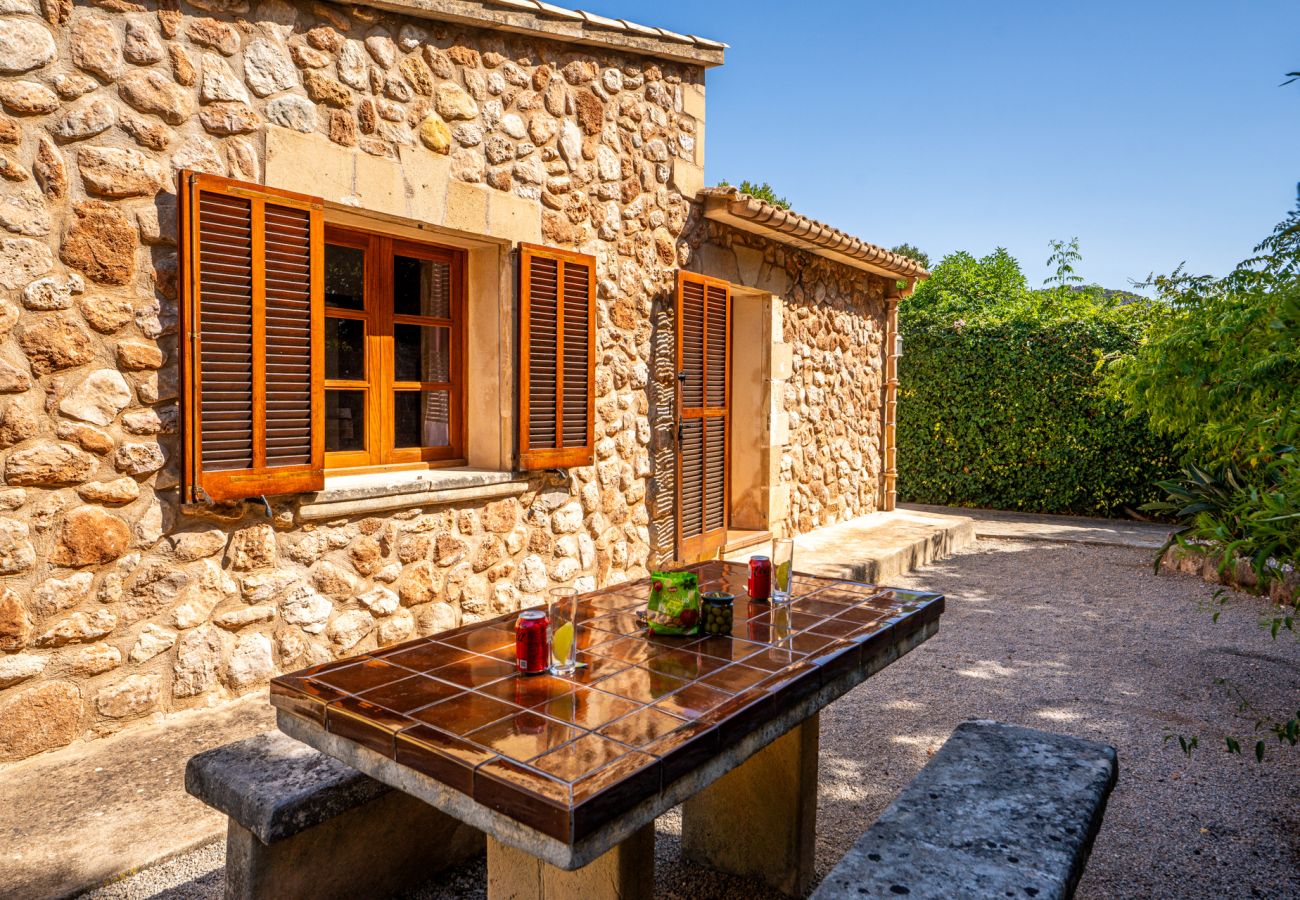 Country finca with spacious outdoor areas and a pool in Pollensa
