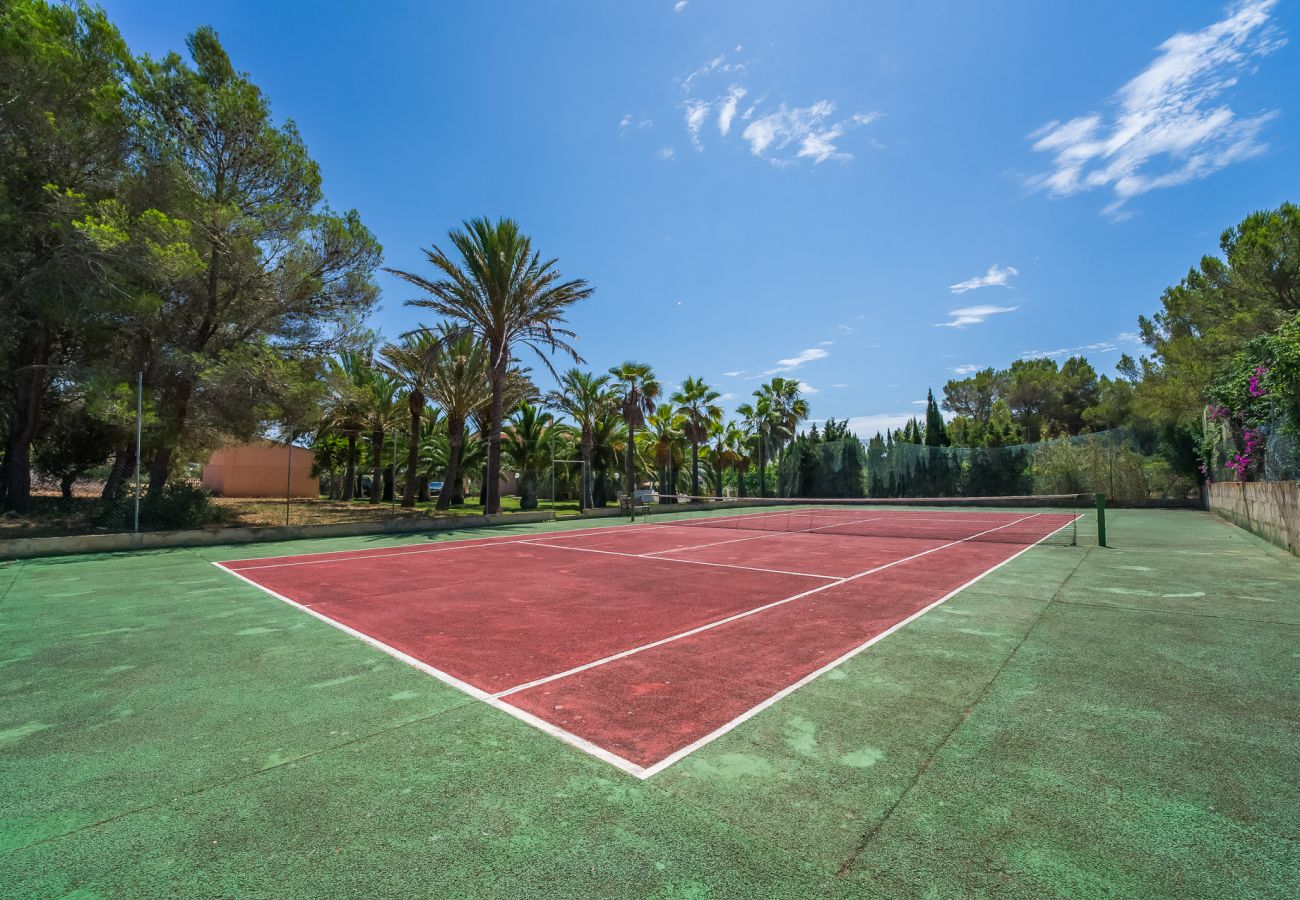 Holidays finca with tennis court in Majorca