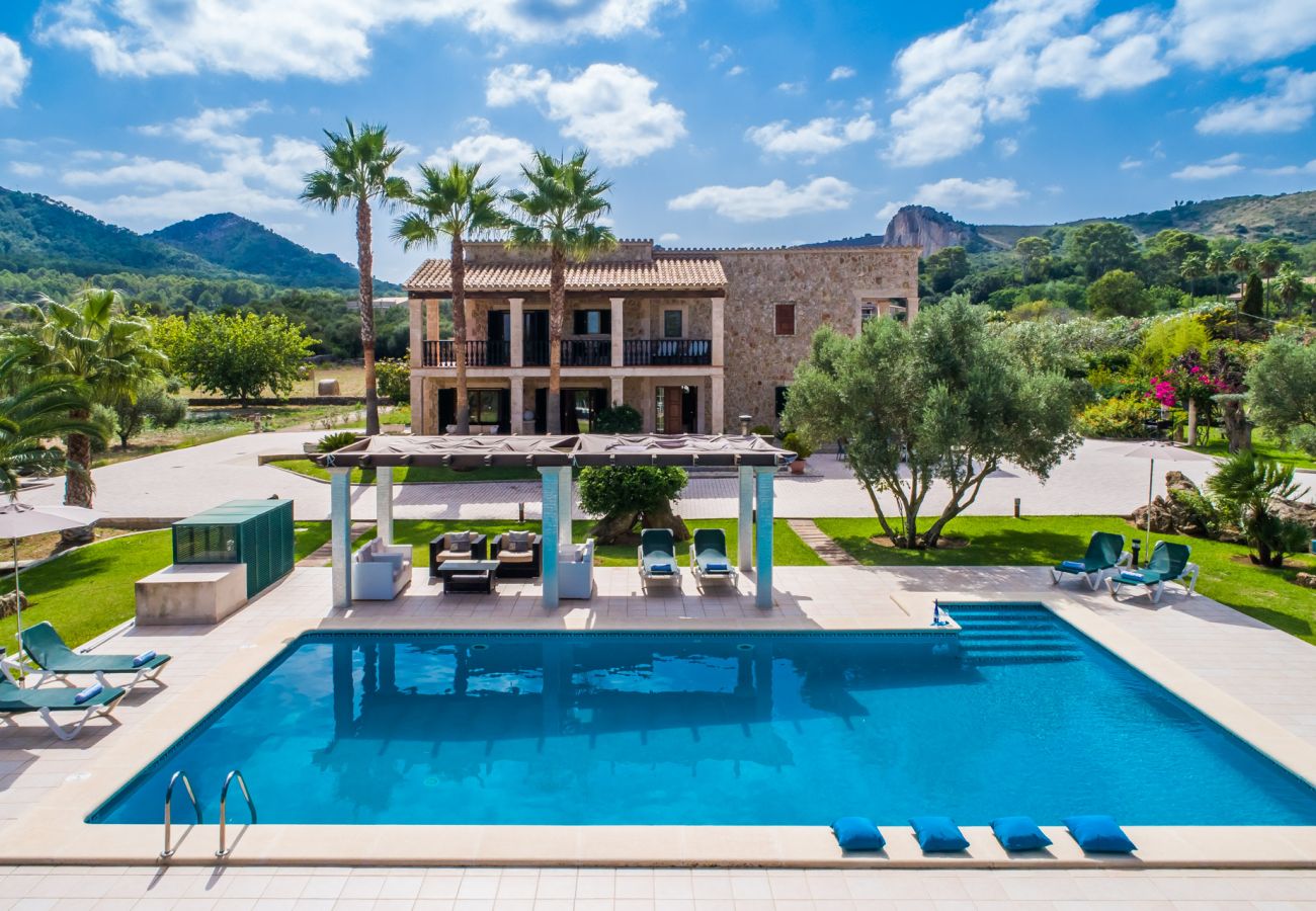 Rustic finca in Alcudia with pool and terraces.