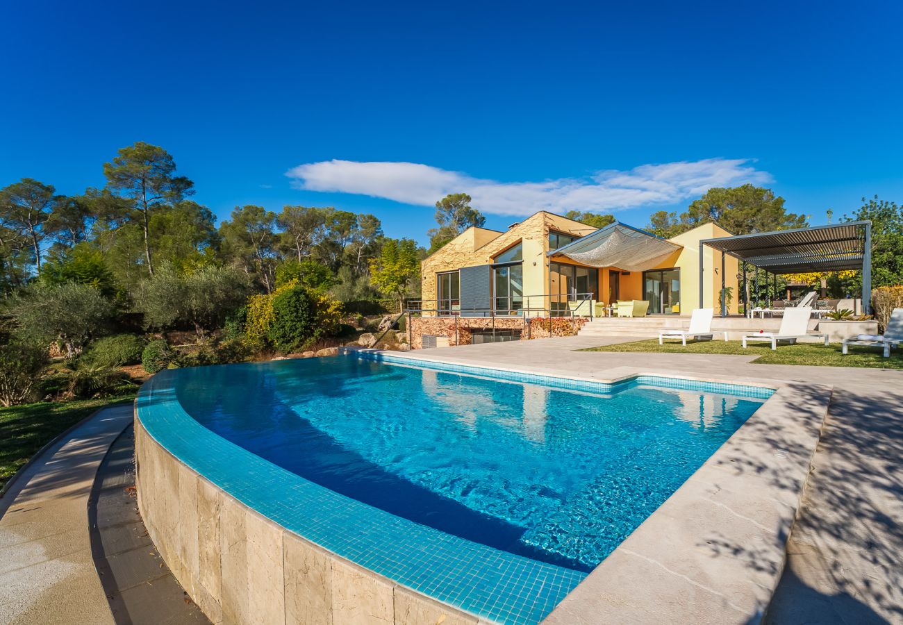 Holidays in Mallorca in a finca with pool.