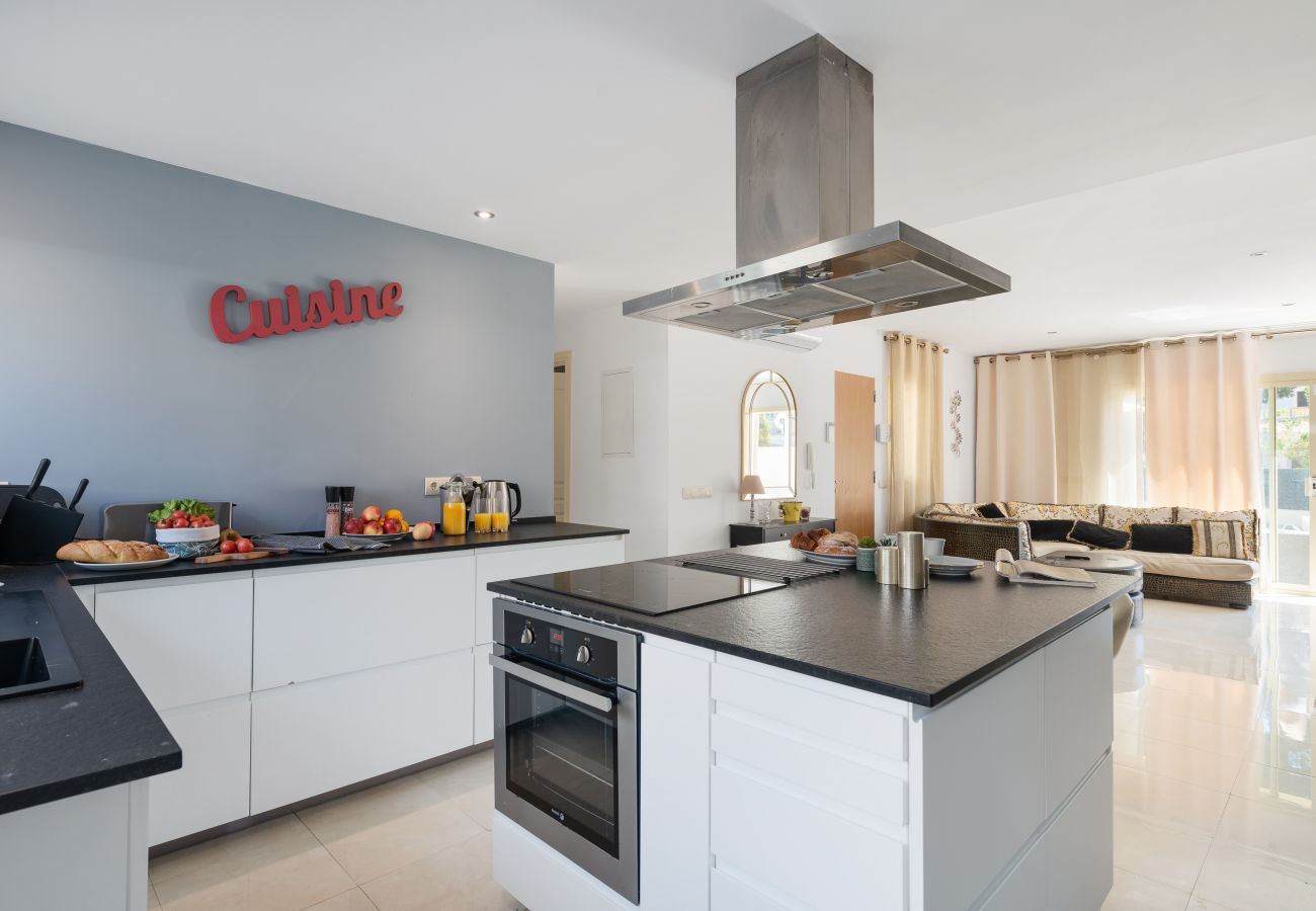 Villa Hilary: Exclusive living near the beach in Muro