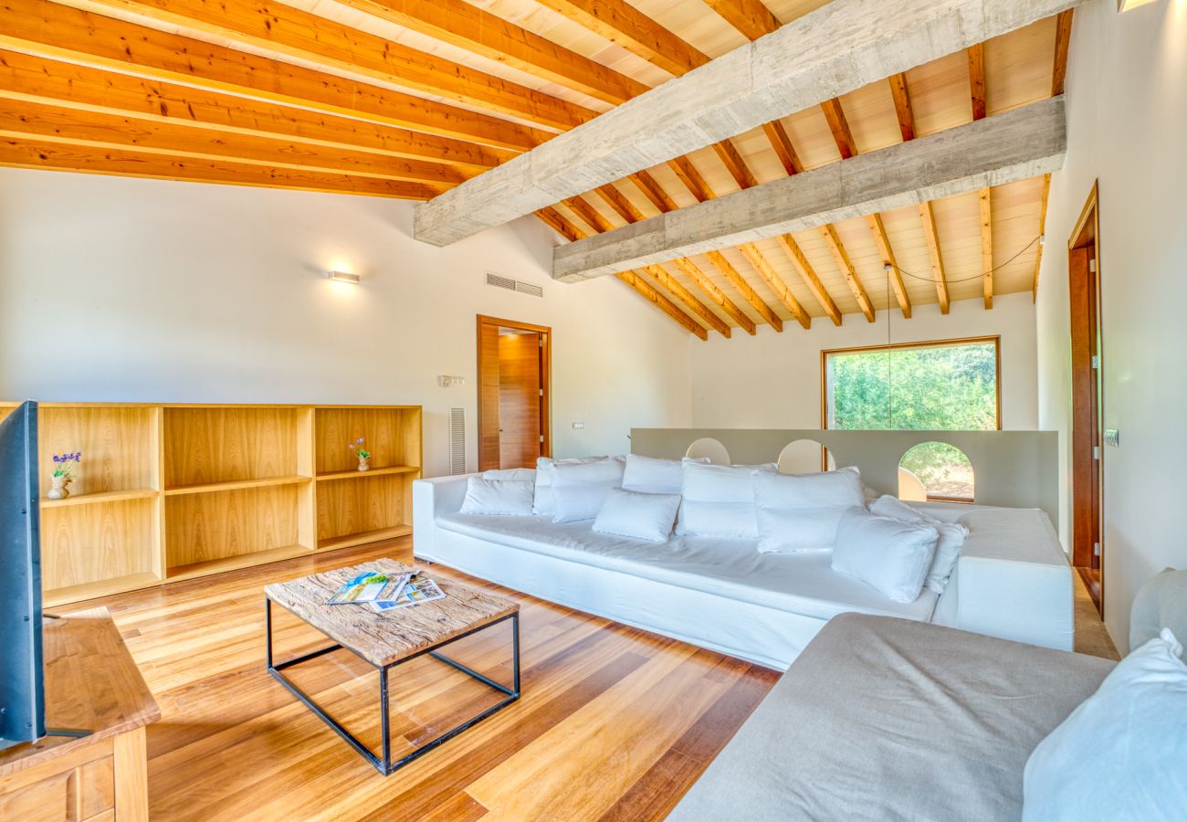 Holidays in a rural estate with swimming pool and air conditioning in Selva