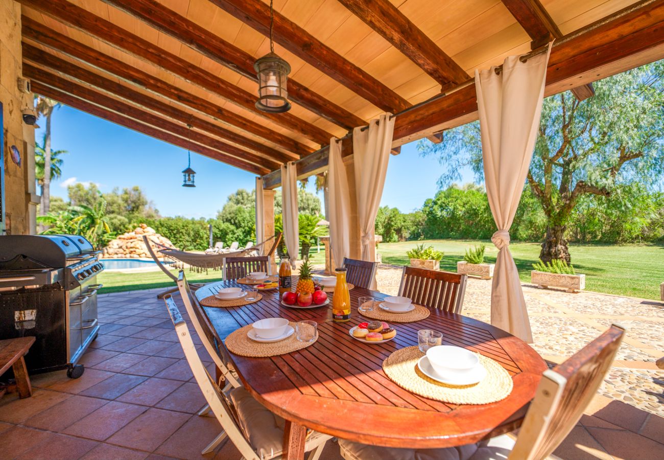 Large finca with terraces and pool in Muro