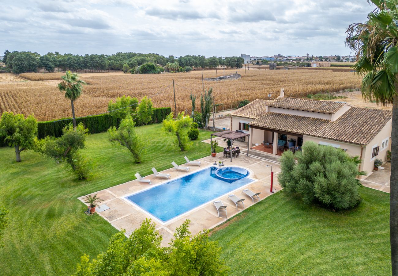 Chalet in Sa Pobla - Finca with pool and jacuzzi in Son Crestes, Sa Pobla